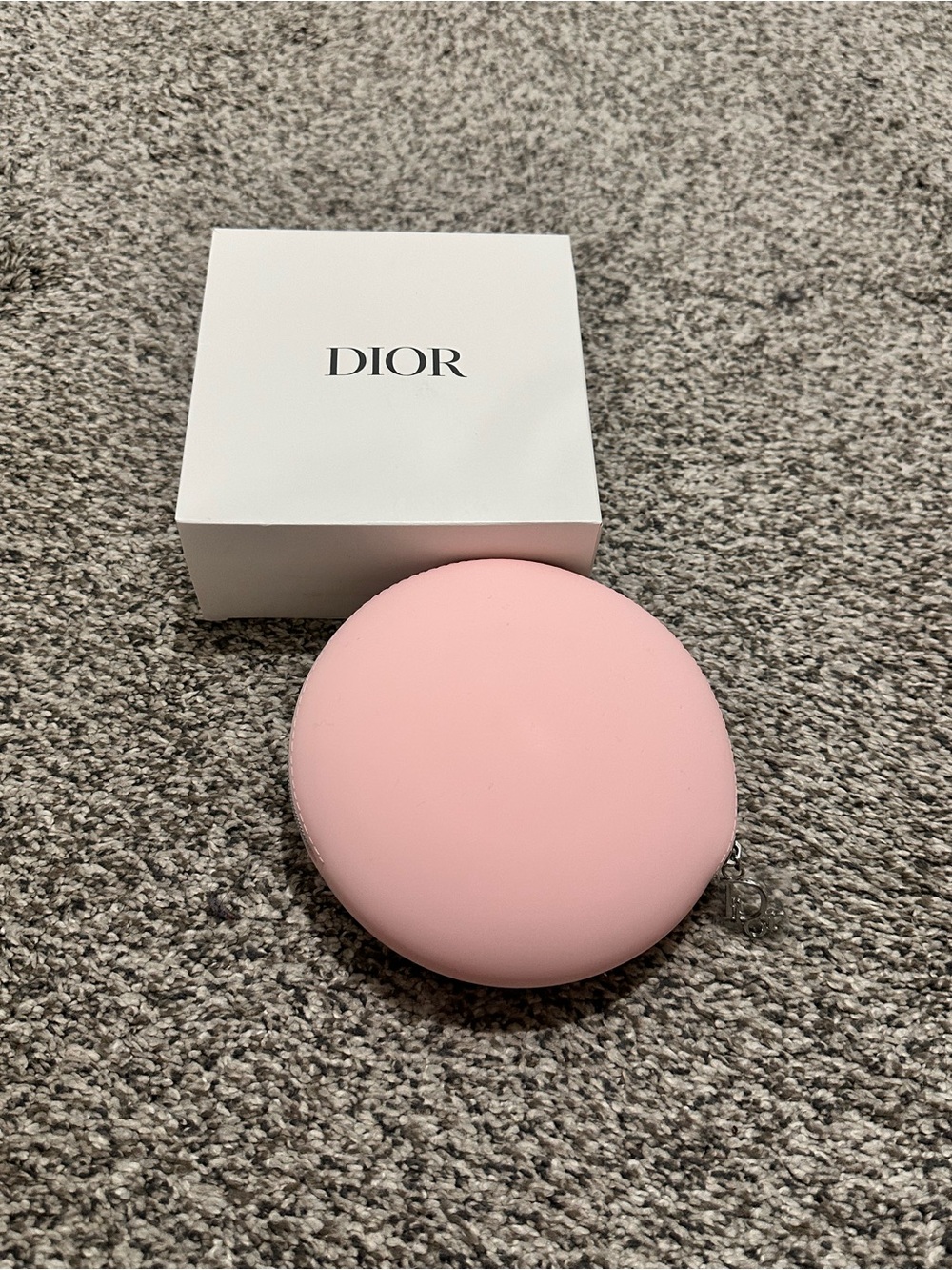 Dior soft pink round silicone zippered makeup pouch - Picture 3 of 6